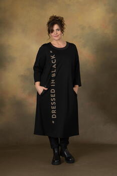 Gry kjole fra Gzzip black - Sort med brun print