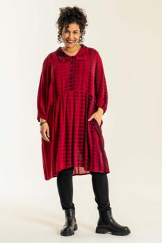 Lise kjole fra Studio - Rød med sort batik