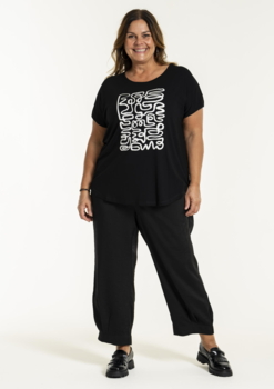 Gitte T-shirt fra Gozzip i sort med labyrint print