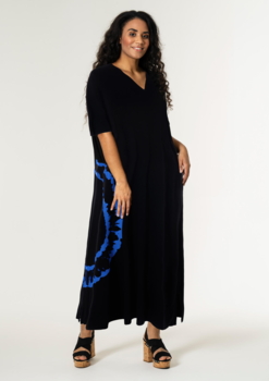 Hana kjole fra Studio - Sort med blåt print