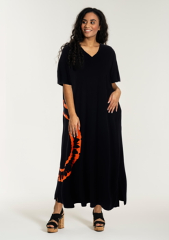 Hana kjole fra Studio - Sort med orange print