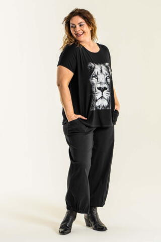 Gitte Tshirt i sort med løve print fra Gozzip