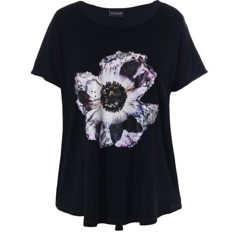 Gitte t-shirt i sort med smukt blomsterprint fra Gozzip