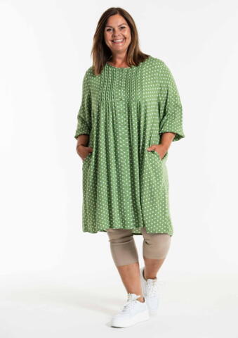 Johanne skjorte tunika fra Gozzip i grøn med hvide prikker