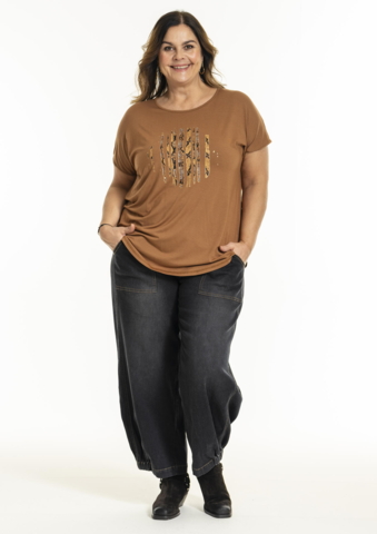 Gitte T-shirt  fra Gozzip i flot cognac-farvet med print