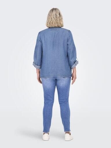Carcharis blazer fra Only Carmakoma