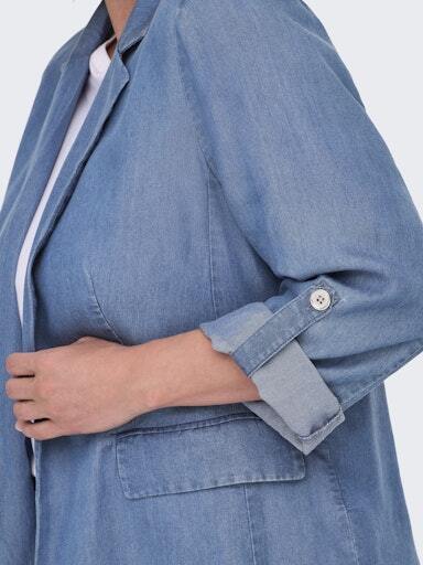 Carcharis blazer fra Only Carmakoma