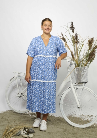 Coral kjole fra Adia Fashion