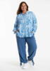 Annamay skjorte fra Gozzip i hvid med print i blå nuancer