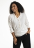 Jean strikbluse med flæser fra Studio - Offwhite